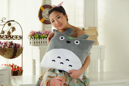 plush ကစားစရာများ၊ ကြီးမားသော Totoro ကာတွန်းဖန်တီးမှုခေါင်းအုံးများ၊ ကူရှင်များ၊ လက်ဖုံးများ၊ သင်္ဘောတင်ခြင်း။