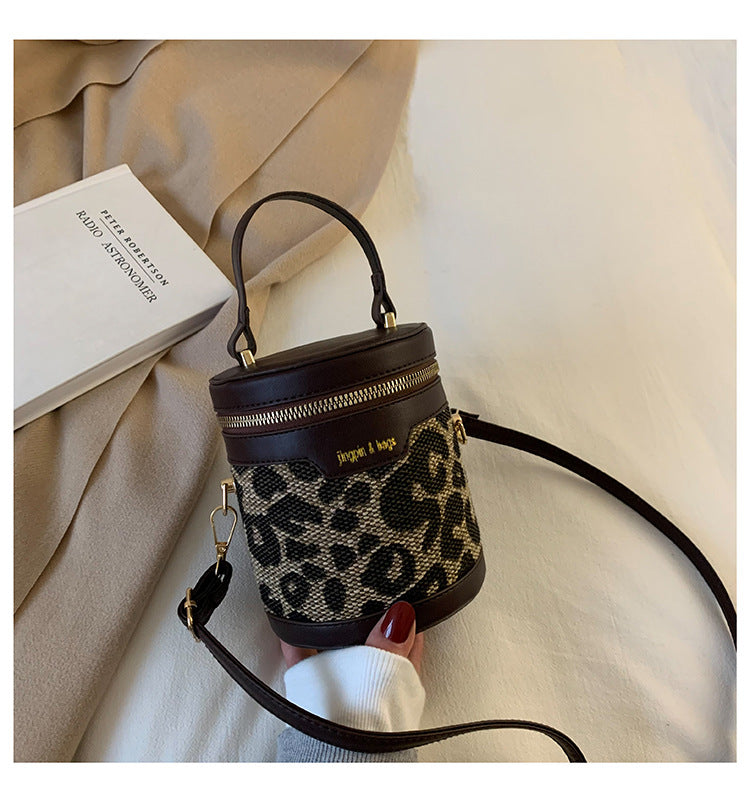 High-end small bag female ins niche 2021 new fashion autumn and winter Messenger bag explosive style portable bucket bag 