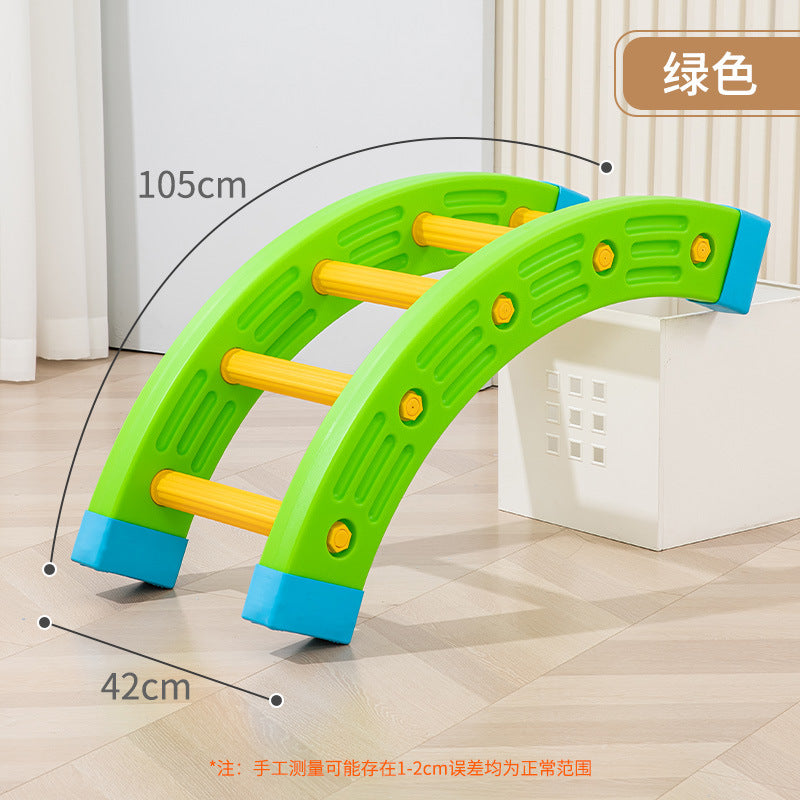 Outdoor sensory integration training equipment kindergarten 1/4 round indoor household children's body intelligence training plastic single-plank bridge 