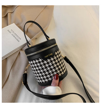 High-end small bag female ins niche 2021 new fashion autumn and winter Messenger bag explosive style portable bucket bag 