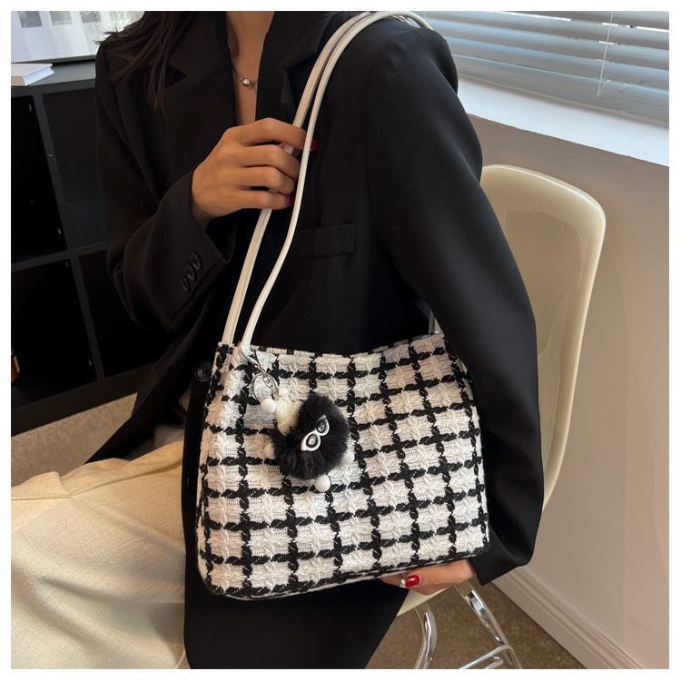 Autumn new popular bag women's large capacity 2022 new plaid bucket shoulder bag high-level sense commuter tote bag 