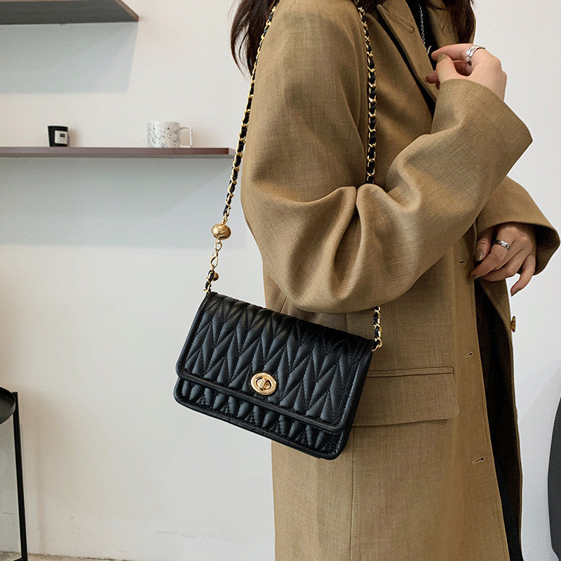 Simple autumn casual fashion chain small square bag 2021 new popular foreign style Messenger small bag solid color single shoulder bag 