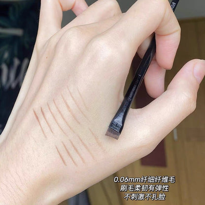 Wang Feifei recommends the ultra-thin silkworm eyeliner brush with a blade and an angled brush, a flat-head eyebrow brush and a flat-head brush. 