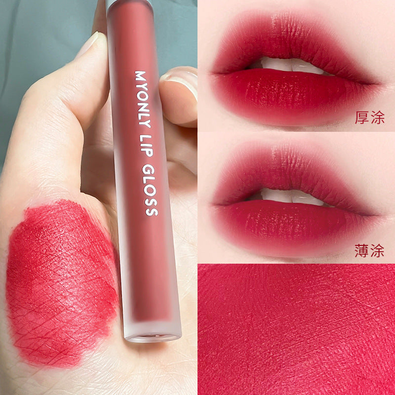 Maioli silk satin matte lip glaze သည် ကြာရှည်ခံ၊ သဘာဝအတိုင်း ပေါ်လွင်ခြင်းမရှိသော နှုတ်ခမ်းလိုင်းများ၊ အရောင်ရလွယ်ကူခြင်း၊ စိုစွတ်ခြင်း၊ စိုစွတ်ခြင်း၊ ဖောင်းပြီး ဖြူဝင်းလာစေသော နှုတ်ခမ်းနီ 