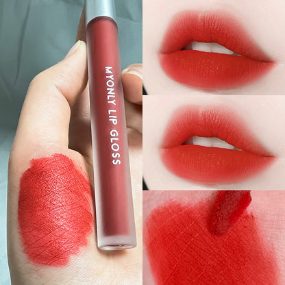 Maioli silk satin matte lip glaze သည် ကြာရှည်ခံ၊ သဘာဝအတိုင်း ပေါ်လွင်ခြင်းမရှိသော နှုတ်ခမ်းလိုင်းများ၊ အရောင်ရလွယ်ကူခြင်း၊ စိုစွတ်ခြင်း၊ စိုစွတ်ခြင်း၊ ဖောင်းပြီး ဖြူဝင်းလာစေသော နှုတ်ခမ်းနီ 