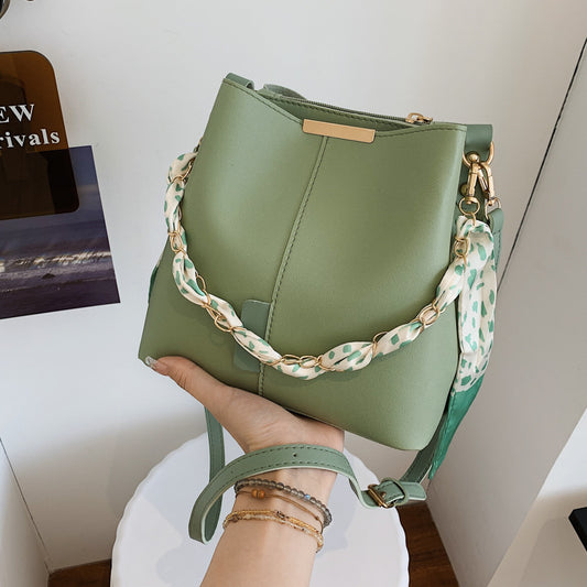 Trendy large-capacity bucket bag female 2022 summer new fashion messenger bag niche casual commuter shoulder bag 