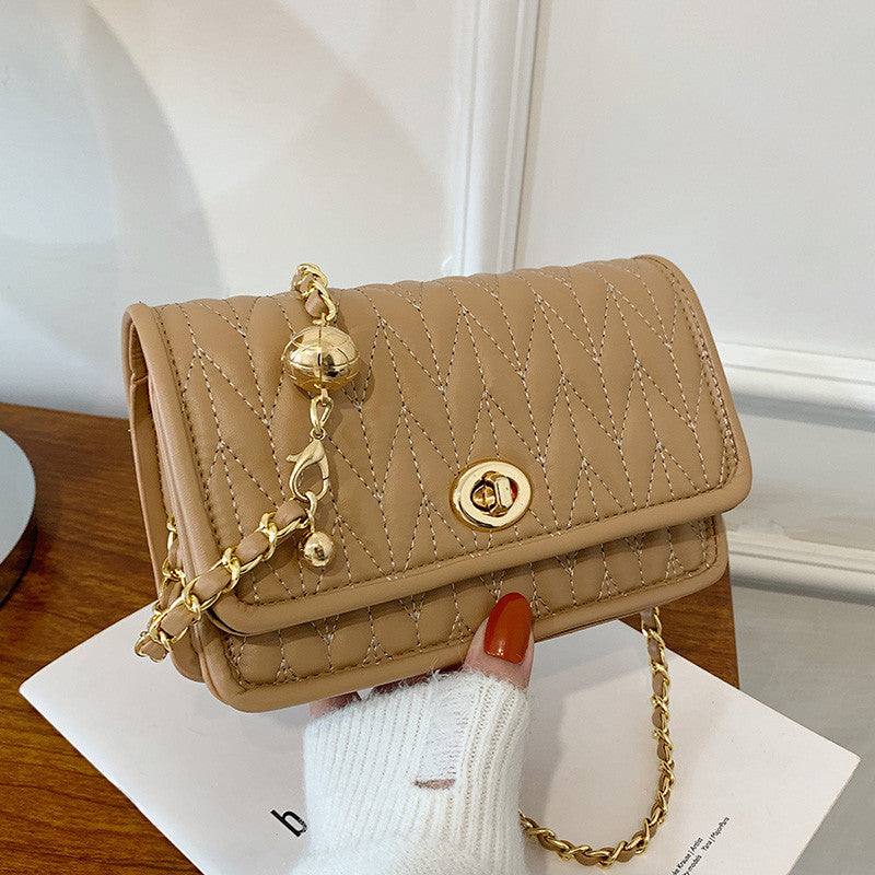 Simple autumn casual fashion chain small square bag 2021 new popular foreign style Messenger small bag solid color single shoulder bag 