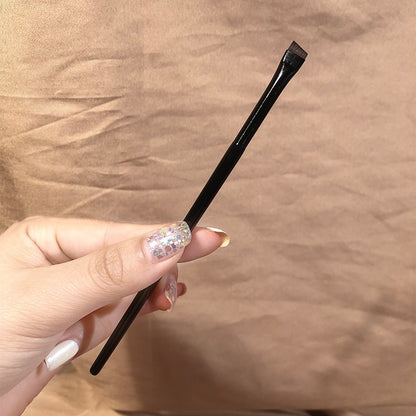 Wang Feifei recommends the ultra-thin silkworm eyeliner brush with a blade and an angled brush, a flat-head eyebrow brush and a flat-head brush. 