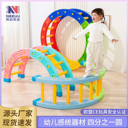 Outdoor sensory integration training equipment kindergarten 1/4 round indoor household children's body intelligence training plastic single-plank bridge 