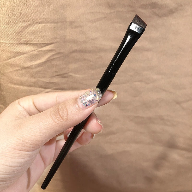 Wang Feifei recommends the ultra-thin silkworm eyeliner brush with a blade and an angled brush, a flat-head eyebrow brush and a flat-head brush. 