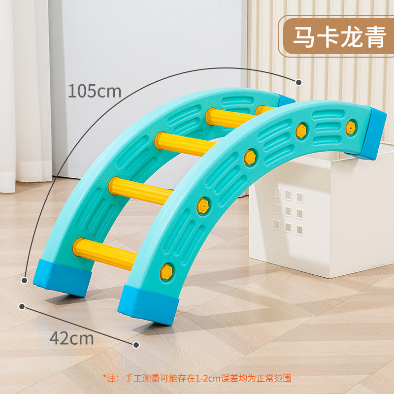 Outdoor sensory integration training equipment kindergarten 1/4 round indoor household children's body intelligence training plastic single-plank bridge 