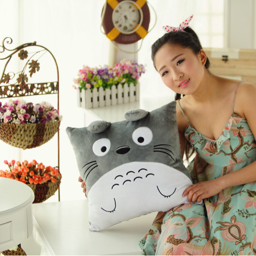 plush ကစားစရာများ၊ ကြီးမားသော Totoro ကာတွန်းဖန်တီးမှုခေါင်းအုံးများ၊ ကူရှင်များ၊ လက်ဖုံးများ၊ သင်္ဘောတင်ခြင်း။