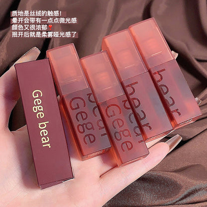 Gege bear Gege bear velvet lip glaze ကတ္တီပါနူးညံ့သော matte matte ကြာရှည်ခံပြီး ဆောင်းဦးနှင့် ဆောင်းရာသီ နှုတ်ခမ်းနီကို အရောင်မှိန်ရန်မလွယ်ကူပါ။ 