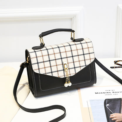 2022 Spring and Summer New Korean Style Women's Bag One-shoulder Crossbody Portable Versatile Fashion Trend Small Square Bag for Female Students Simple 