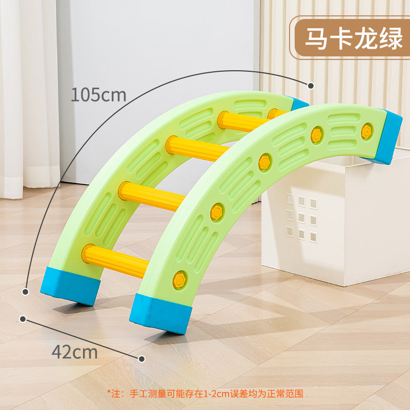 Outdoor sensory integration training equipment kindergarten 1/4 round indoor household children's body intelligence training plastic single-plank bridge 