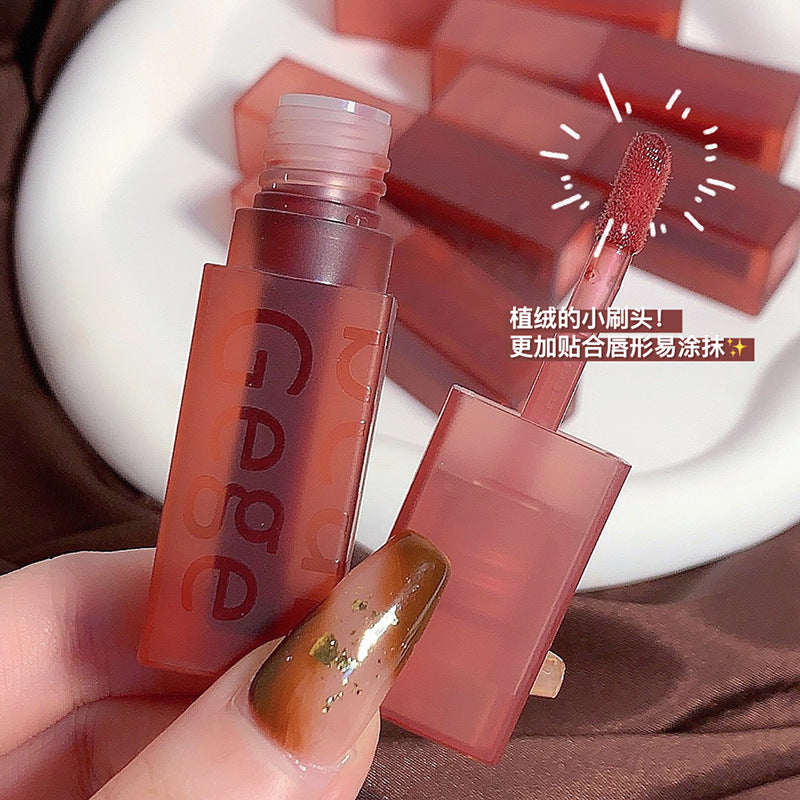 Gege bear Gege bear velvet lip glaze ကတ္တီပါနူးညံ့သော matte matte ကြာရှည်ခံပြီး ဆောင်းဦးနှင့် ဆောင်းရာသီ နှုတ်ခမ်းနီကို အရောင်မှိန်ရန်မလွယ်ကူပါ။ 